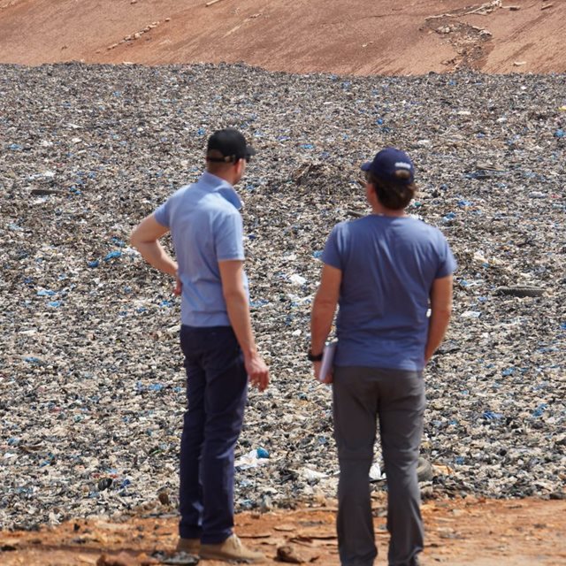 Fra plastsøppel til skolepulter