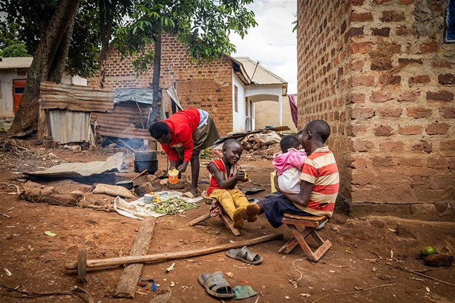 Jackine koker bananer til lunsj for seg og søsknene.
